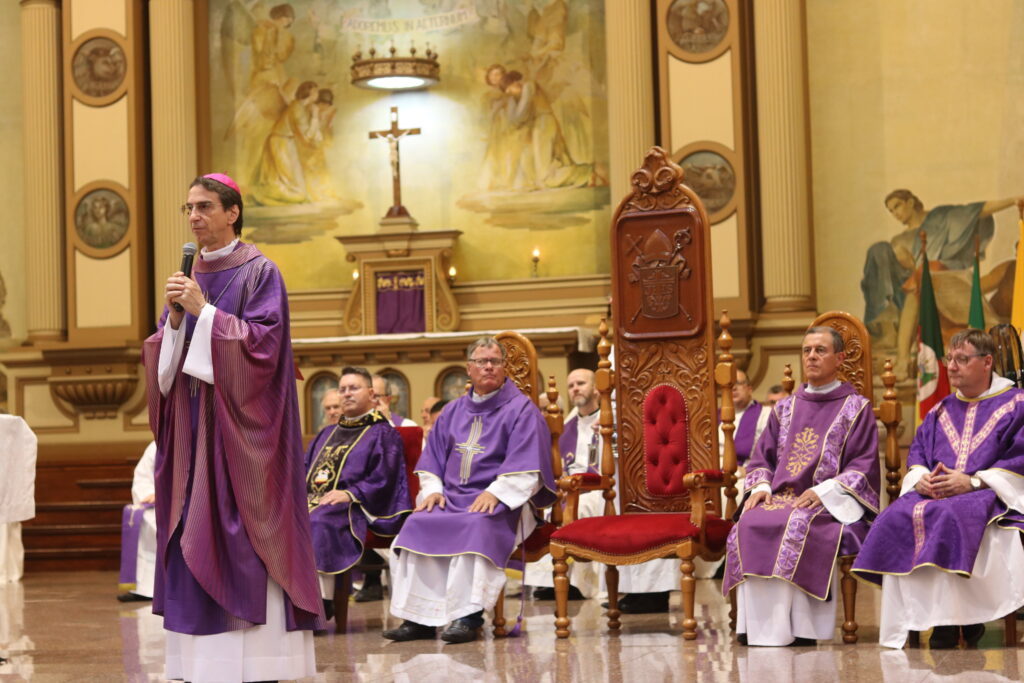 Nossa ação evangelizadora sempre teve um marco de início: a missa de abertura do ano pastoral. Nesse ano, ela ocorreu em 3 de março, na Catedral São Luiz Gonzaga. Todos os membros de nossa diocese foram convocados para essa celebração bonita em que entregamos nossos trabalhos ao Senhor: leigos, religiosos, clérigos, que desempenham todo tipo de serviço a Deus em nossa Pastoral!